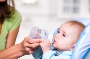 Когда и в каком виде ребенку можно начать давать молоко?